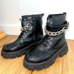 PERFECT CONDITION: Combat boots WITH chain!!